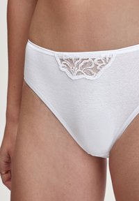 Weiße Baumwoll-Bikiniunterwäsche mit Spitzenverschluss am Bund, samt glatter Textur und klassischem Schnitt.