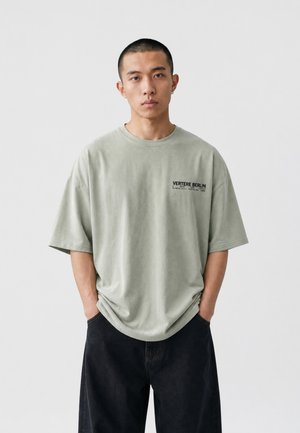 Vertere Berlin, HONEYMOON T-SHIRT UNISEX - Camiseta estampada - light olive