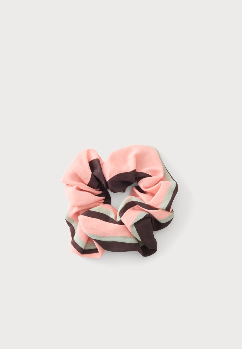 Μαλακό υφασμάτινο scrunchie με ροζ, καφέ και ανοιχτοπράσινες ρίγες, διατεταγμένο σε μια μαζεμένη κυκλική μορφή σε απλό φόντο.