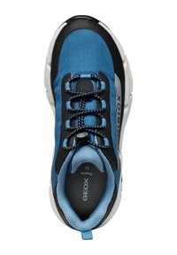 Baskets de sport bleu et noir avec un dessus en tissu texturé, des lacets élastiques et un col rembourré. Présente une semelle blanche et un design de logo.