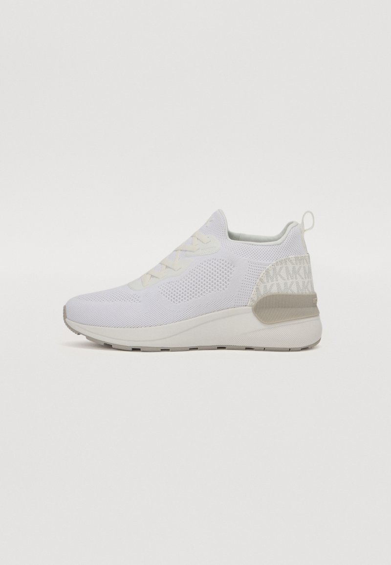 Weißer Sportschuh mit Obermaterial aus Mesh, strukturierten Akzenten und einer hellgrauen Ferse. Verfügt über flache Schnürsenkel und eine flexible Gummisohle.