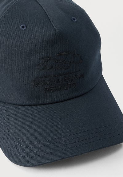 Κονκάρδα μπλε ναυτικού με κεντημένο τον Snoopy και κείμενο "The Peanuts" σε αντίστοιχο σκούρο νήμα στην μπροστινή πάνελ.