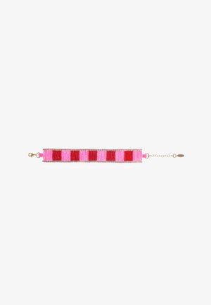 Bracelet de perles présentant des rayures alternées roses et rouges, avec un fermoir doré, des bords ornés et une rallonge de chaîne.