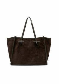 Sac en daim marron foncé avec des poignées en cuir plus foncé et des bords cousus, exposé de manière verticale sur fond blanc.