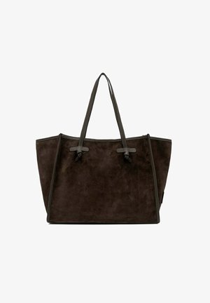 Borsa tote in suede marrone scuro con manici in pelle più scura e bordi cuciti, esposta in posizione verticale su uno sfondo bianco.