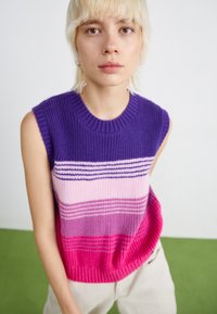 Mouwloze trui in ribbelbreiwerk, met horizontale strepen in paars, roze en magenta. Ronde halslijn, gestructureerde stof, casual fit.