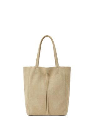 Borsa tote in camoscio beige con due manici e una semplice cucitura verticale al centro, esposta su uno sfondo bianco semplice.