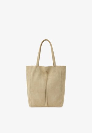 Beigefarbene Wildleder-Shopper-Tasche mit zwei Henkeln und einer einfachen vertikalen Naht in der Mitte, präsentiert auf schlichtem weißem Hintergrund.