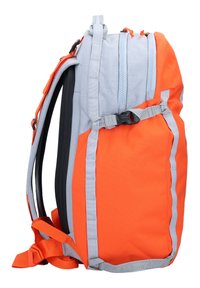 Orange und grauer Rucksack mit rechteckiger Form. Verfügt über verstellbare Träger, mehrere Reißverschlussfächer und eine strapazierfähige Stofftextur.