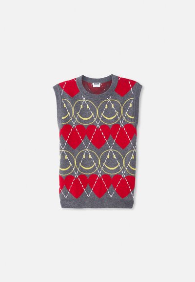 Ärmellose graue Strickweste mit roten Herzen, gelben Ketten und weißen diagonalen Linien in einem sich wiederholenden Muster, beschriftet mit Moschino.