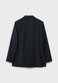 Czarna marynarka w drobną prążkę o dopasowanym kroju, z długimi rękawami i klapami z wycięciami. Posiada gładkie, strukturalne plecy bez zdobień.