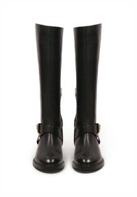 Fekete bőrből készült, térdig érő csizmák sima felülettel, oldalsó csattal és fém díszítéssel, kerek orrformával.