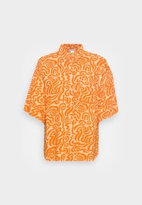 Oranje korte mouwen shirt met een knoopsluiting aan de voorkant, voorzien van een wervelend abstract patroon in donkerder oranje. Inclusief een borstzak.