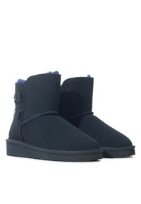 Botas de ante azul marino hasta el tobillo con un suave forro morado y dos botones decorativos laterales. Suelas planas y resistentes con costuras decorativas.