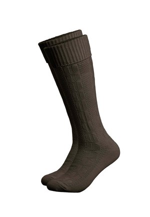 Beine, die traditionelle braune Lederhosen mit dekorativer Stickerei und dunklen, gestrickten knielangen Socken vor weißem Hintergrund tragen.