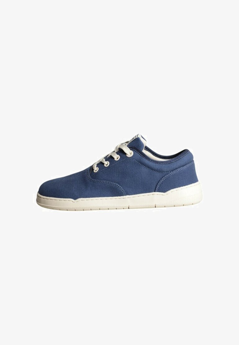 Baskets en toile bleu avec semelle en caoutchouc blanche, bout rond et œillets contrastants. Présente une finition texturée et un design bas.