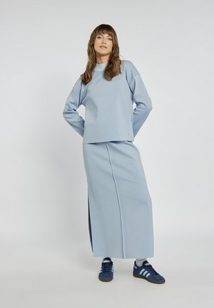- Bluza
