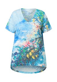 T-shirt z krótkim rękawem w dekolcie V, wykonany z lekkiego materiału, z niebieskim wzorem akwarelowym oraz zielonymi, różowymi i żółtymi akcentami.