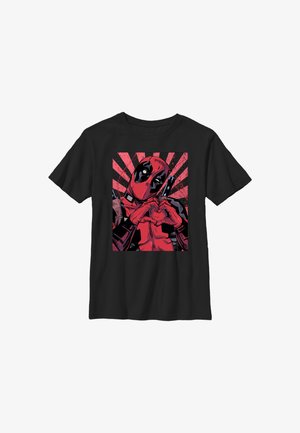 Maglietta nera con grafica di Deadpool che forma un cuore con le mani su uno sfondo a motivo esplosione rossa.