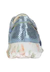 Basket de sport bleue avec une tige texturée, une semelle à motif floral et des détails de couture multicolores. Design à bout arrondi et talon bas.