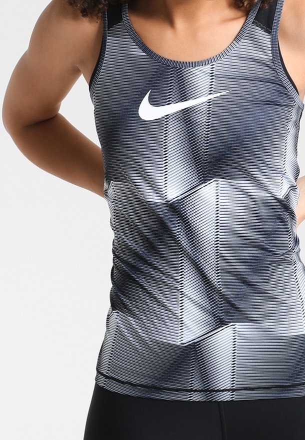 Débardeur de sport rayé noir et blanc avec un col rond et le logo Nike sur la poitrine ; coupe ajustée et tissu extensible.