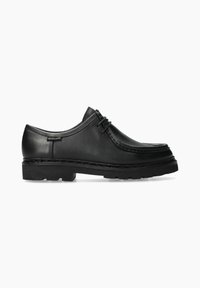 Chaussure habillée en cuir noir avec une pointe arrondie, système de laçage et semelle texturée. Présente des coutures le long des bords et une étiquette logo discrète.