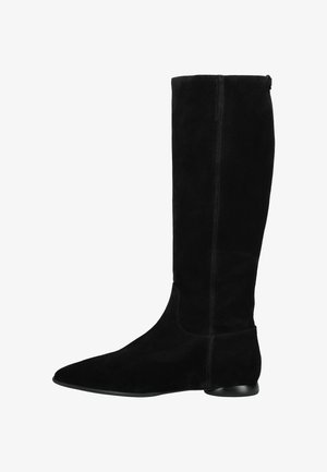 Knöchelhohe schwarze Wildlederstiefel mit spitzer Zehenform, glatter Textur und flachem schwarzem Absatz. Verfügt über minimalistische Nähte und einen dezenten seitlichen Reißverschluss.