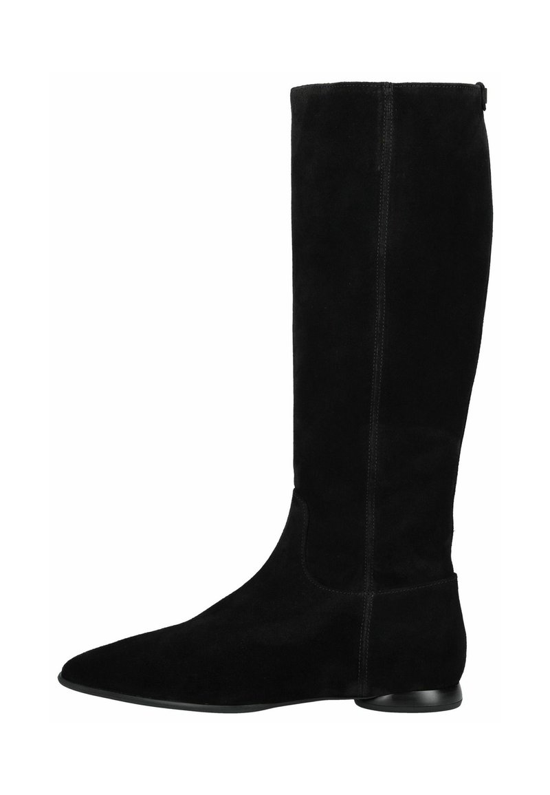 Stivali neri in suede al ginocchio con punta affusolata, texture liscia e tacco piatto nero. Presentano una cucitura minimale e una zip laterale discreta.