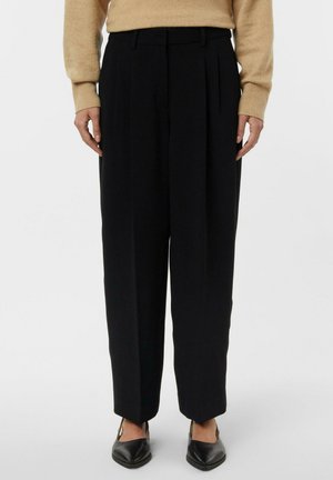 - Spodnie materiałowe