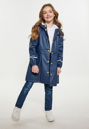 Marine regenjas van glanzend materiaal met gele knopen. Het heeft een capuchon met trekkoord en elastische manchetten, gestileerd met een getailleerde taille.