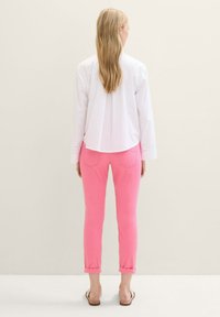TOM TAILOR TAPERED RELAXED - Nohavice - carmine pink