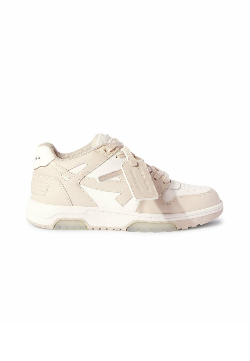 Scarpa sportiva beige con tomaia in pelle liscia e mesh, caratterizzata da chiusura con lacci, dettagli testurizzati e suola in gomma.