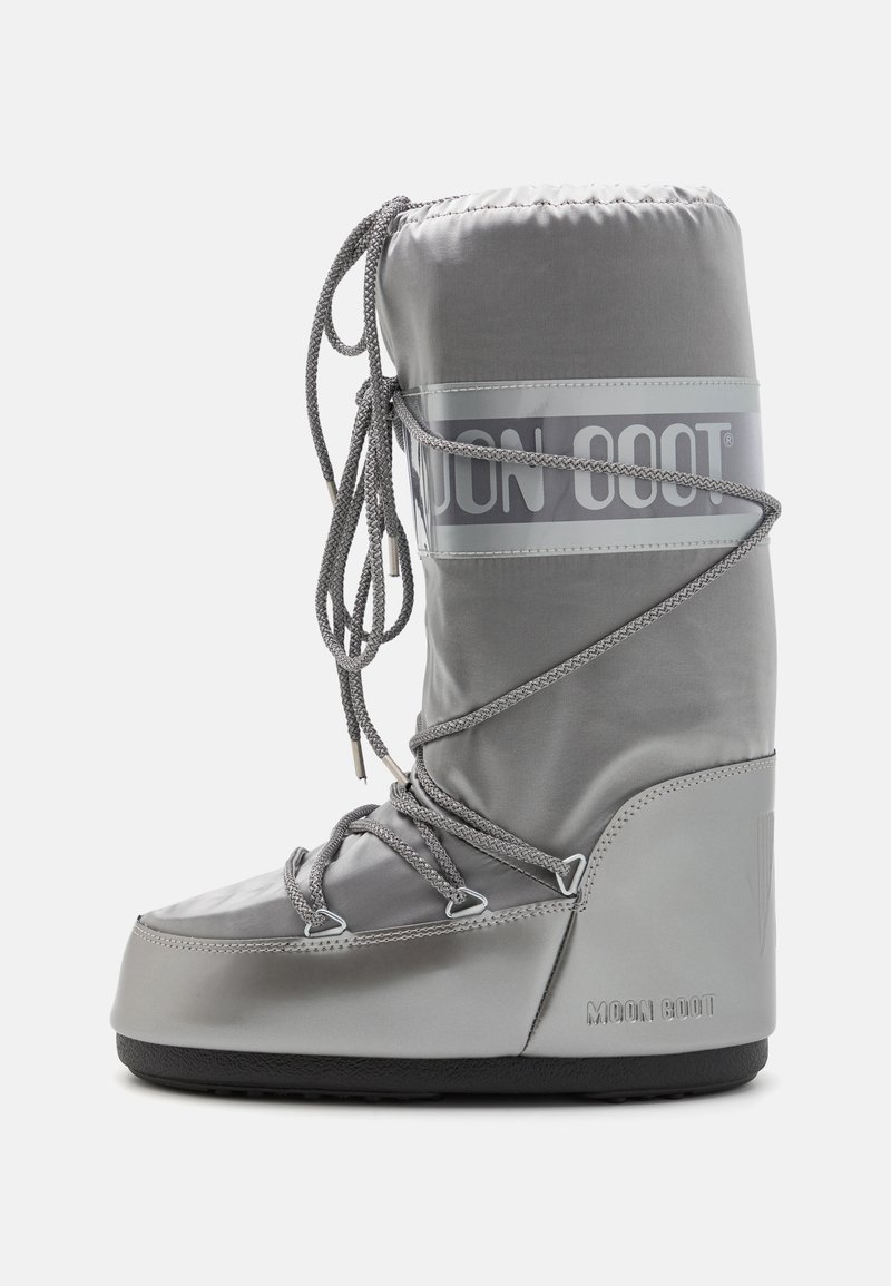 Botte isolée grise avec un bout arrondi, matériau imperméable, lacets ajustables et logo "MOON BOOT" sur le côté. Semelle noire texturée.