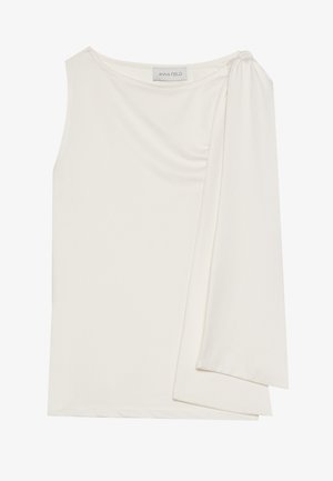 Weißes ärmelloses Oberteil aus weichem Stoff, mit einem drapierten Detail an einer Schulter und einem glatten, schlichten Design.