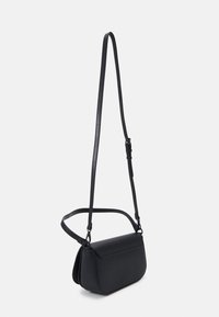 Svart läder crossbody-väska med lockstängning, justerbar axelrem, rektangulär form och slät yta.