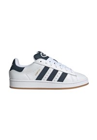 Adidași albi cu dungi bleu marin, din material din piele, cu șireturi în față, accente texturate și talpă din cauciuc natural.