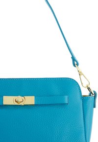 Blaue Lederhandtasche mit strukturiertem Finish, ausgestattet mit einem goldfarbenen Verschluss und Riemen sowie einer rechteckigen Form mit flachem Boden.