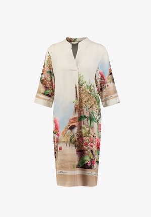 Beiges knielanges Kleid mit Dreiviertelärmeln, mit einem farbenfrohen Druck einer Pariser Straße und des Eiffelturms mit Blumen und Bäumen.