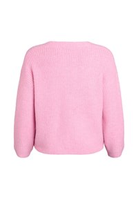 Mīksts rozā ribota adīta džemperis ar garām piedurknēm, apaļu kakla izgriezumu un brīvu, nedaudz īsāku piegriezumu.