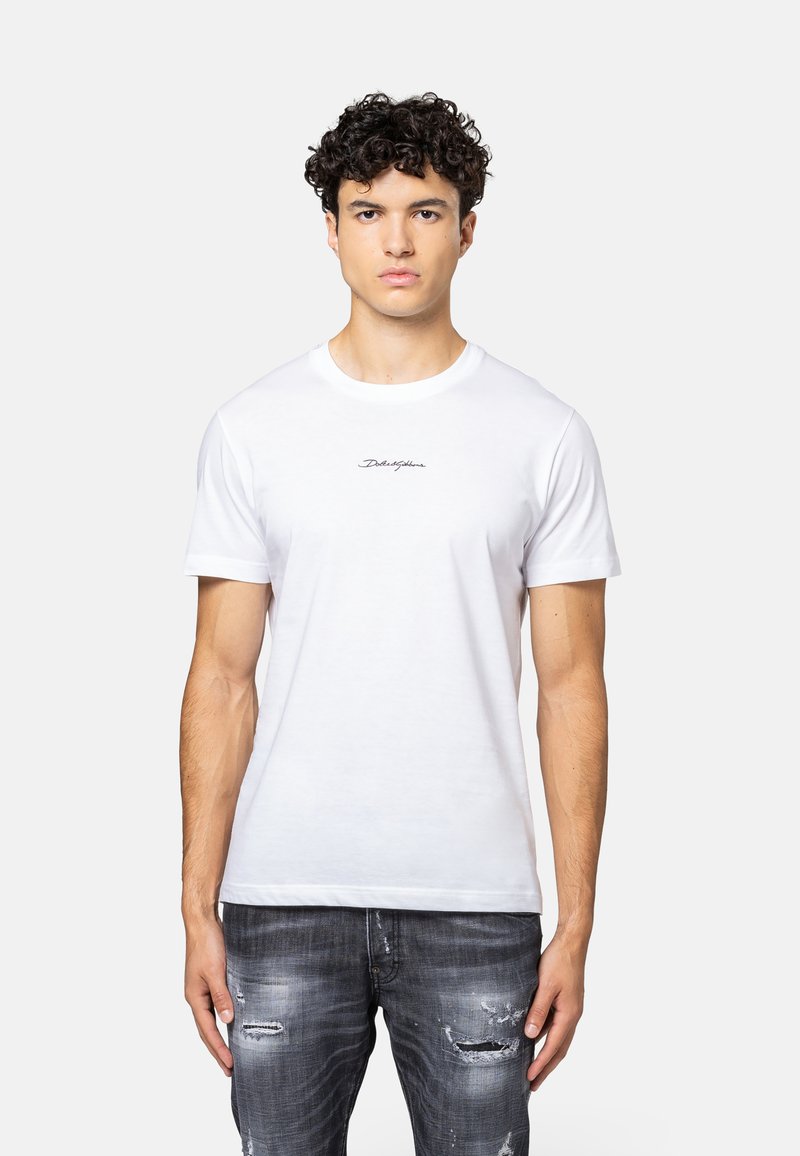 Wit katoen T-shirt met korte mouwen en een klassieke ronde hals; heeft een klein zwart logo geborduurd op de borst.