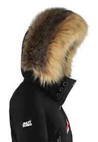 �Černá péřová bunda s kapucí lemovanou kožešinou. Obsahuje nášivku na rukávu, patentky a texturovaný kožešinový lem v hnědých a blond odstínech.