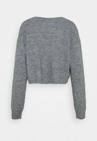 Pull gris court avec une texture côtelée, des manches larges et un col rond. Le design présente un style simple et minimaliste.