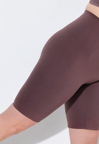 Burgundyröda höga shorts i stretchigt tyg, med en mjuk textur och medellång längd till mitten av låret, med minimala sömmar.