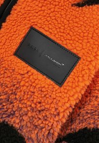 Reiss REISS DRIFT UNISEX FIT MCLAREN F1 TEAM OMBRÉ FLEECE JACKET - Fliisjakk - papaya orange/purple