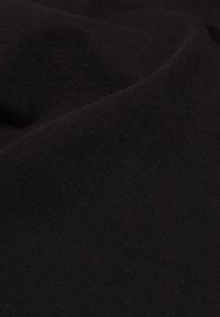 Schwarzer Stoff, weiche Textur, leicht, mit einer glatten Oberfläche und subtiler Dehnbarkeit. Das Material wirkt matt ohne sichtbare Muster oder Akzente.