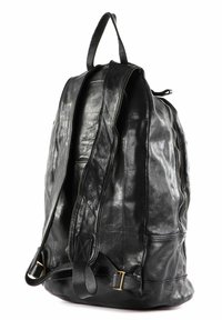 Zaino in pelle nera con finitura testurizzata, doppie cerniere e spallacci regolabili. Presenta una maniglia superiore e dettagli in hardware color oro.