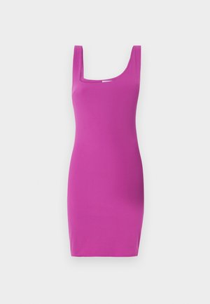 Προσωποποιημένο αμάνικο φόρεμα σε έντονο ροζ με τετράγωνη λαιμόκοψη κα�ι λεία υφή. Ο σχεδιασμός διαθέτει σιλουέτα bodycon και ελάχιστες λεπτομέρειες.