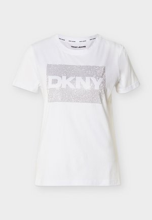 Tricou alb cu mânecă scurtă, cu un model punctat dreptunghiular și text îndrăzneț „DKNY” plasat central pe piept.