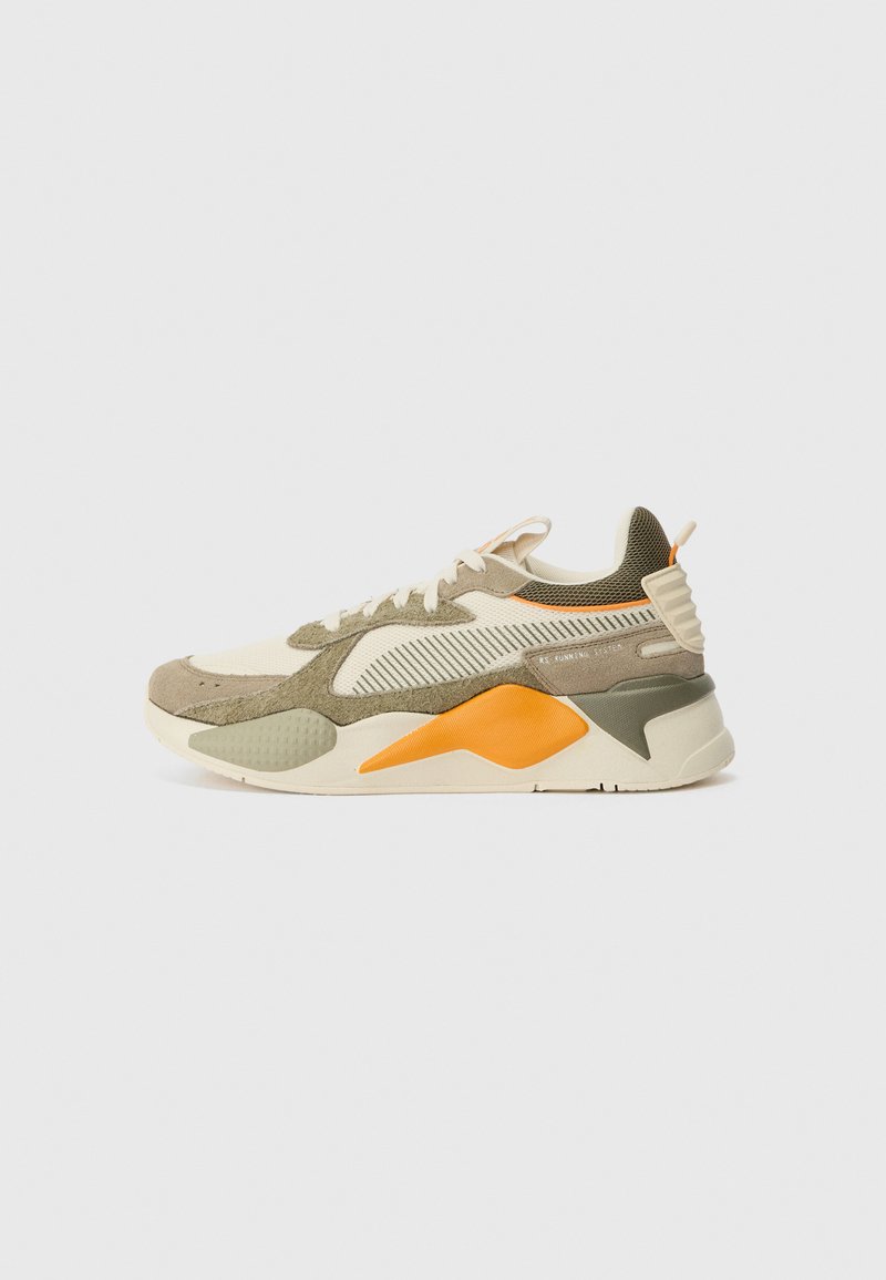 Sneaker, millel on segatud oliivroheline ja beež materjal, tekstuuriga kihid, võrgupaneelid ja oranž aktsent solel.