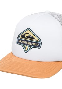 Weiße Mütze mit einem strukturierten orangen Schirm. Auf der Vorderseite befindet sich ein gesticktes Quiksilver-Logo in Blau und Gelb. Netzrücken.